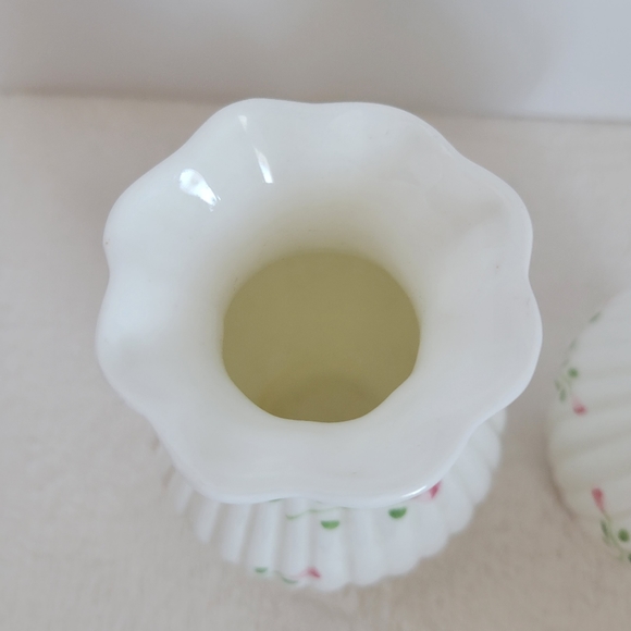 2 Pc Set White Porcelain Rose Bud Print Vase's - Picture 6 of 9